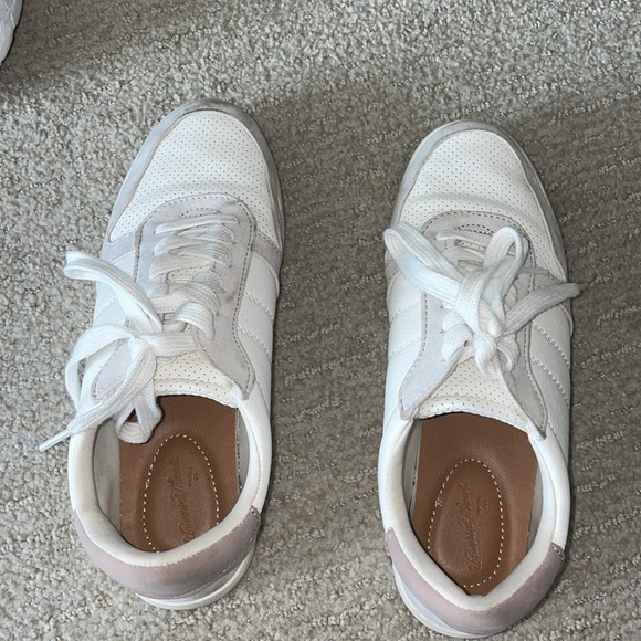 Universal thread sneakers 6.5 women’s - Picture 2 of 3